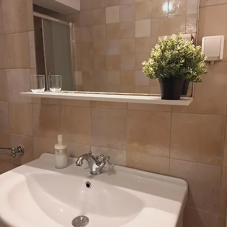 Quiet, Family-friendly House With Garden & Parking