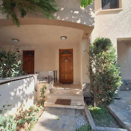 Quiet, Family-friendly House With Garden & Parking بيت للعطل *