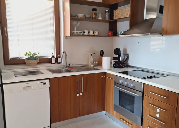 Quiet, Family-friendly House With Garden & Parking Сasa de vacaciones